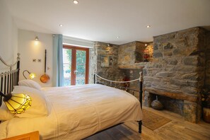 4 bedrooms, free cribs/infant beds, free WiFi - Polurrian House (Helston)