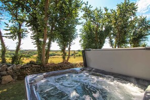 Outdoor spa tub - Polurrian House (Helston)