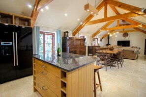 4 bedrooms, free cribs/infant beds, free WiFi - Polurrian House (Helston)