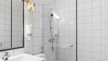 Superior Quadruple Room, Multiple Beds | Bathroom