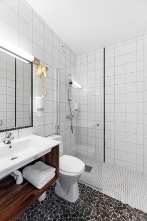 Superior Quadruple Room, Multiple Beds | Bathroom | Free toiletries, hair dryer, towels - Lakselv Hotell (Porsanger)