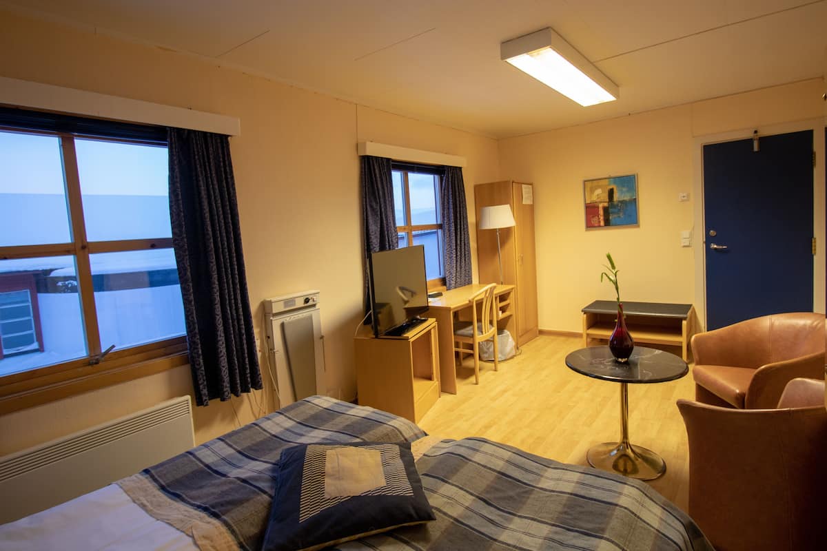 Skrivebord, blendingsgardiner, wi-fi (inkludert) og sengetøy
