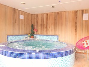 Outdoor spa tub - Porthallow Cottage (Falmouth)