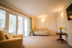 Living area - Robin Cottage (Truro)