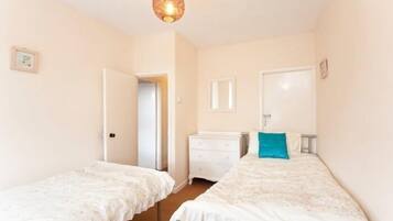 2 bedrooms, free cribs/infant beds