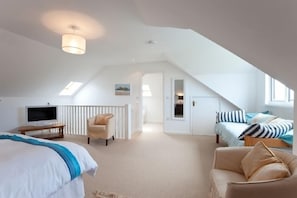 3 bedrooms, free cots/infant beds, free WiFi - Romany Rye (Newquay)