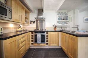 Cookware/dishes/utensils - Rosalie Cottage (Lostwithiel)