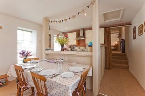 In-room dining - Roseland Cottage (Truro)
