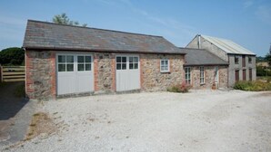 Front of property - Roseland Cottage (Truro)