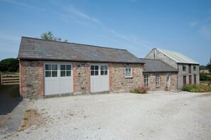 Front of property - Roseland Cottage (Truro)