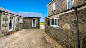 Courtyard - Roskorwell Manor House (Helston)