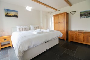 5 bedrooms, free cribs/infant beds, free WiFi - Roskorwell Manor House (Helston)