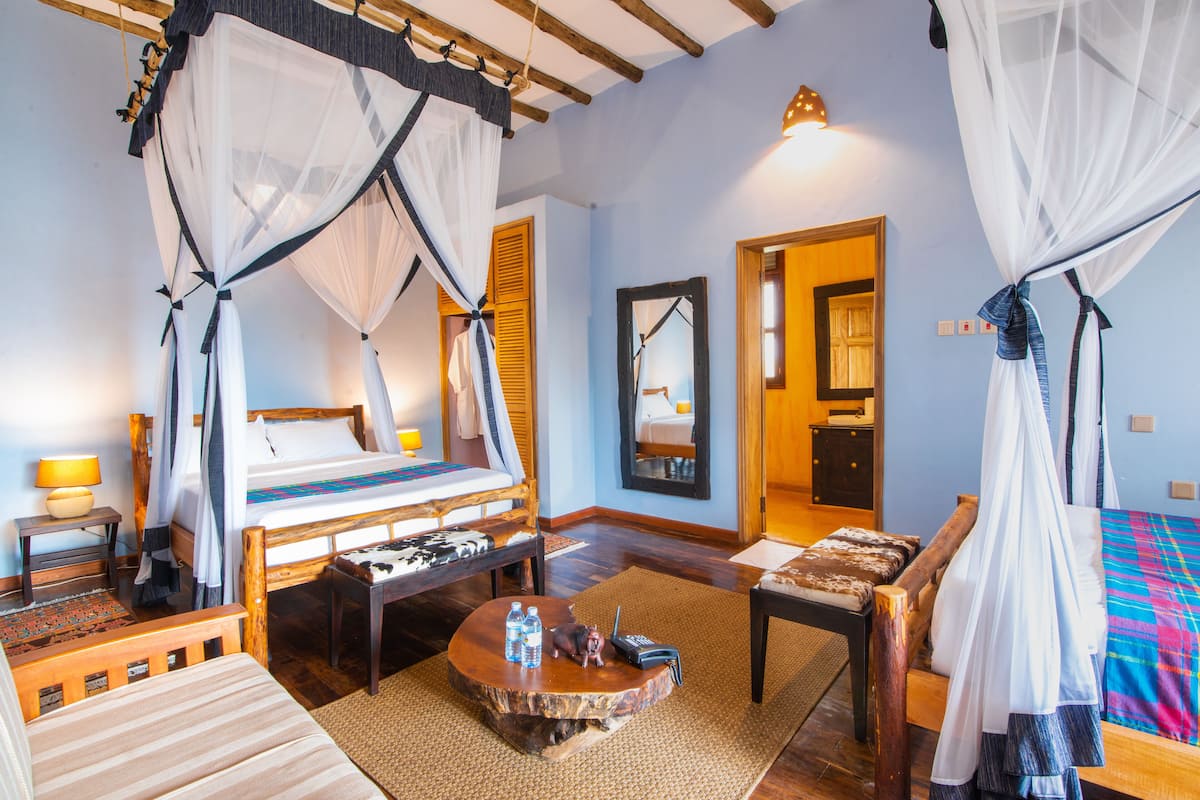 1 habitación, decoración personalizada, muebles diferentes y escritorio