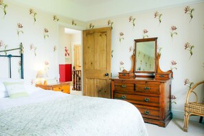 3 bedrooms, free cribs/infant beds, free WiFi - Pollaughan Farmhouse (Truro)