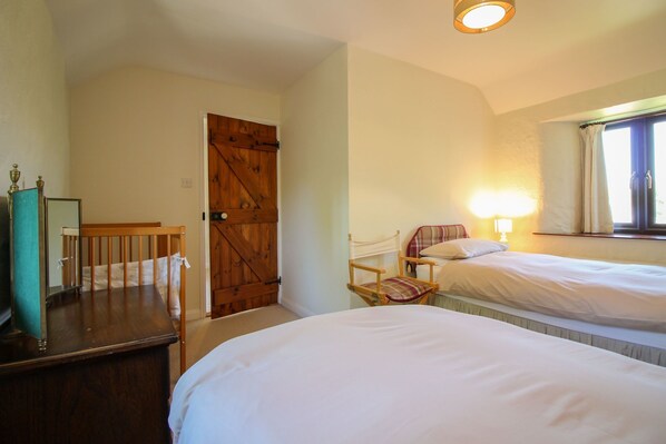 3 bedrooms, cribs (free), WiFi (free)