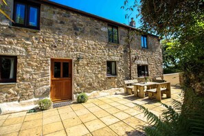 Outdoor dining - Ruby Farm Cottage (Helston)