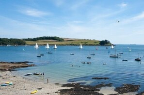 Una spiaggia nelle vicinanze