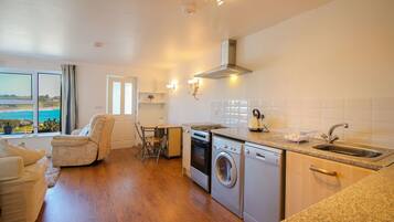 Mesin pencuci piring dan kursi makan untuk bayi