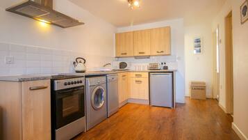 Mesin pencuci piring dan kursi makan untuk bayi