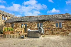 Outdoor spa tub - The Shippon (Liskeard)