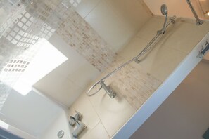 Bathroom shower - The Old Cider House (Bude)