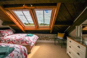 2 bedrooms, free cribs/infant beds, free WiFi - The Old Carriage Works (Lostwithiel)
