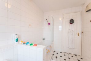 Bathroom - The Lookout (Falmouth)