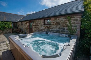 Outdoor spa tub - The Piggery at Goonwinnow (Newquay)