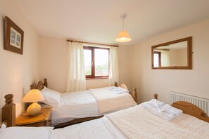 2 bedrooms, free cribs/infant beds, free WiFi - The Piggery at Goonwinnow (Newquay)