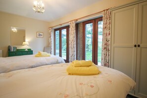 3 bedrooms, free cribs/infant beds, free WiFi - The Linney (Bodmin)