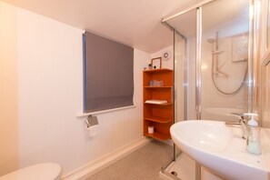 Bathroom - The Hut (Truro)