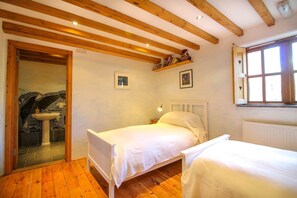 4 chambres, lit de bébé (gratuit), accès au Wi-Fi (inclus)