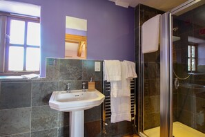 Bathroom - The Leat (Boscastle)