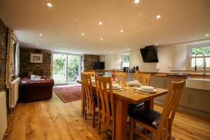 تناول الطعام داخل الغرفة