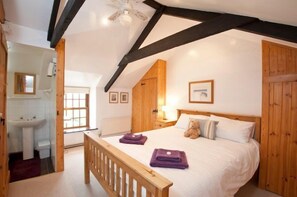 1 bedroom, free cots/infant beds, free WiFi - The Bolt Hole (Truro)