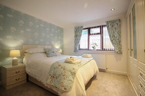 3 bedrooms, free cots/infant beds - The Brook (Redruth)