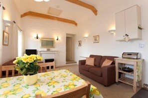 In-room dining - Sunlight Cottage (Truro)