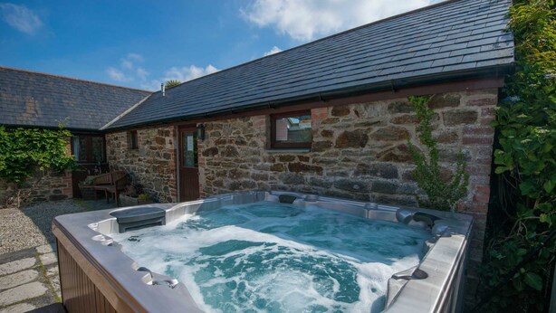 Outdoor spa tub - Stables at Goonwinnow (Newquay)
