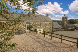 Property grounds - Stephen Davey Barn (Helston)