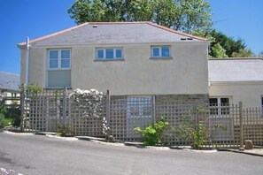 Front of property - Starlight Barns (Truro)