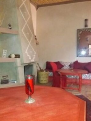 Breakfast, lunch and dinner served