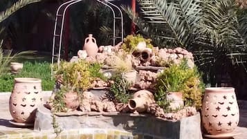 Una piscina al aire libre, sombrillas, tumbonas