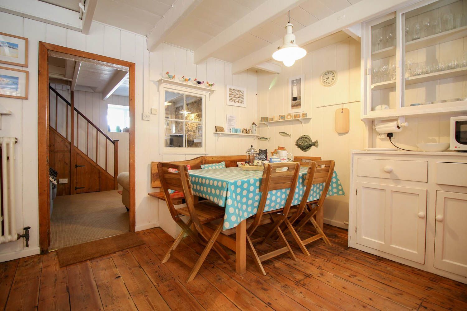 تناول الطعام داخل الغرفة