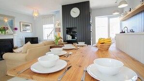 In-room dining - Sunshine Cottage (Falmouth)
