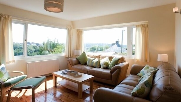 4 bedrooms, free cots/infant beds, free WiFi - Whitestones (Truro)