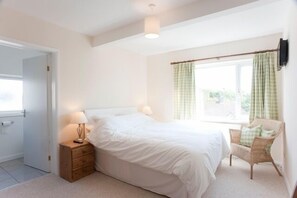 4 عدّة غرف نوم وأسرّة أطفال/رضّع (مجانًا) وواي فاي مجانًا