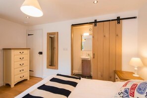 3 bedrooms, free cots/infant beds, free WiFi - Whim Cottage (Falmouth)