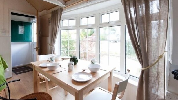 In-room dining - Vellan Cottage (Helston)