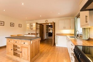 Dishwasher, highchair, cookware/dishes/utensils - Winnow Barn (Liskeard)