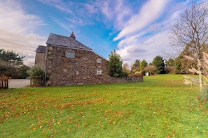 Front of property - Tretawn Farmhouse (Bodmin)